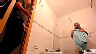 madre espia a hijo en la ducha y se lo folla