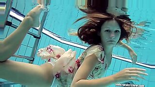 grup sex in swimming pool