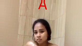 Desi-Schönheit wäscht ihre großen Titten im Bad