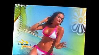 Những cô gái cong vút khám phá những ham muốn trong bikini