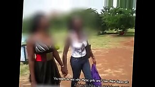 Afrikanisches Negergirl aus Uganda beim Vormarsch