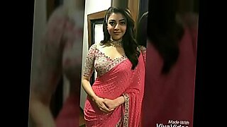 セクシーなインドの美女が、自分の動きを披露する。